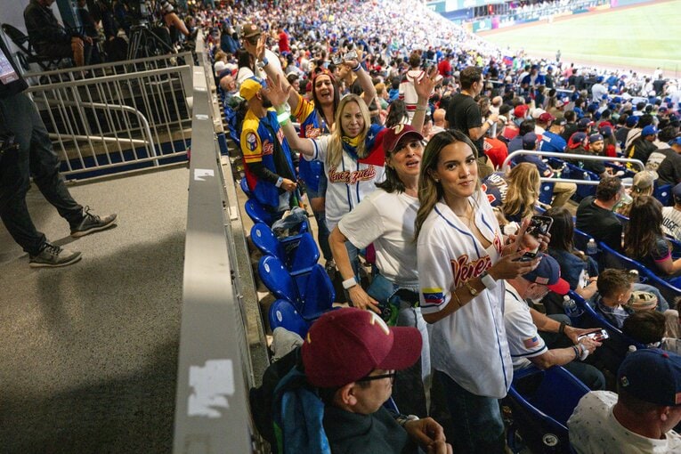 ノリノリでベネズエラを応援する人々　©Nanae Suzuki