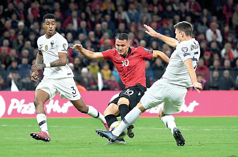 2019年11月17日のアルバニア戦では伝統的な4-4-2ではなく、3-4-1-2で勝負した ／ photograph by L’Équipe