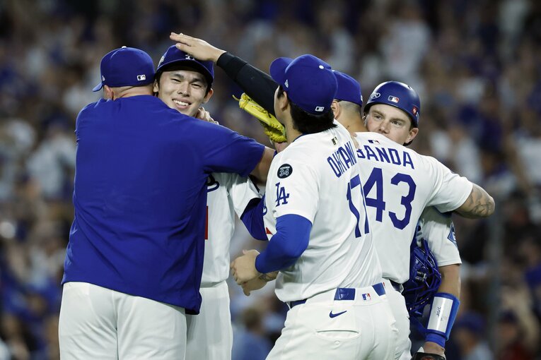 チャンピオンシップの最後を締め、ハグされたりよしよしされたりする佐々木　©Getty Images