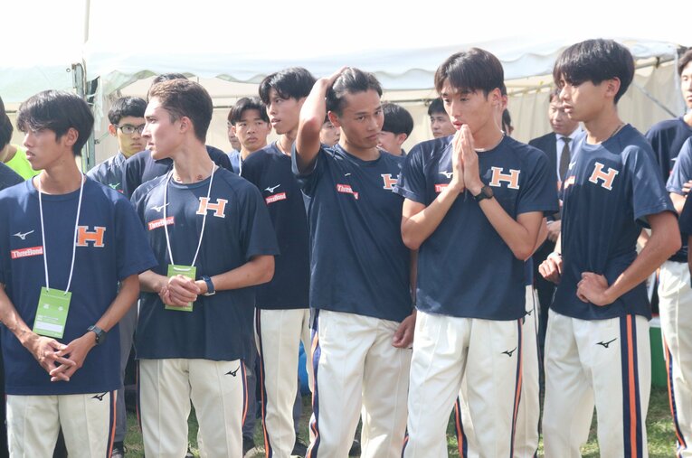 箱根駅伝予選会で11位に終わり、ぼうぜんとする法政大の選手たち ／ photograph by JIJI PRESS