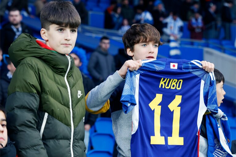 「KUBO 11」の日本代表ユニフォームを手にした地元キッズたち　©Daisuke Nakashima