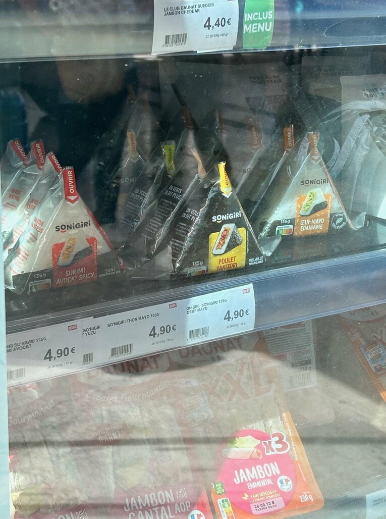 乗り換えのマルセイユ駅で発見したおにぎり「SONiGiRi」。なんと1個4.9ユーロ（約800円）である【1枚目／全3枚】