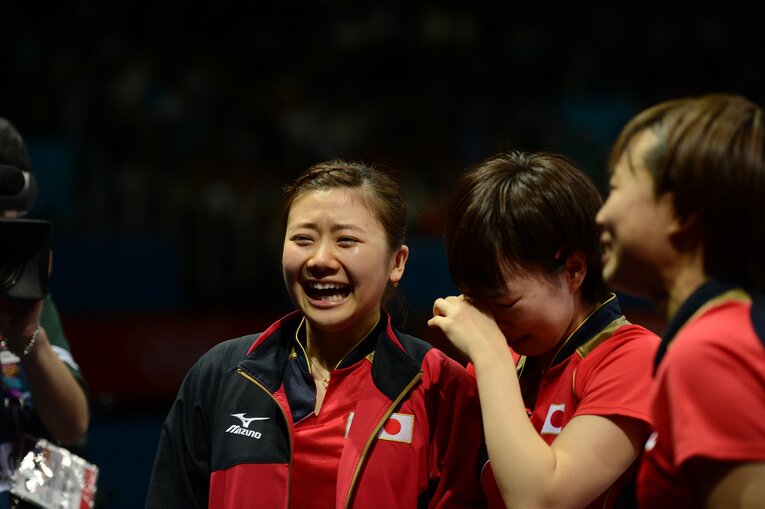 2012年ロンドン五輪女子団体では銀。福原愛（左）、平野早矢香（右）、石川のチームで日本卓球初のメダルを獲得した　©JMPA