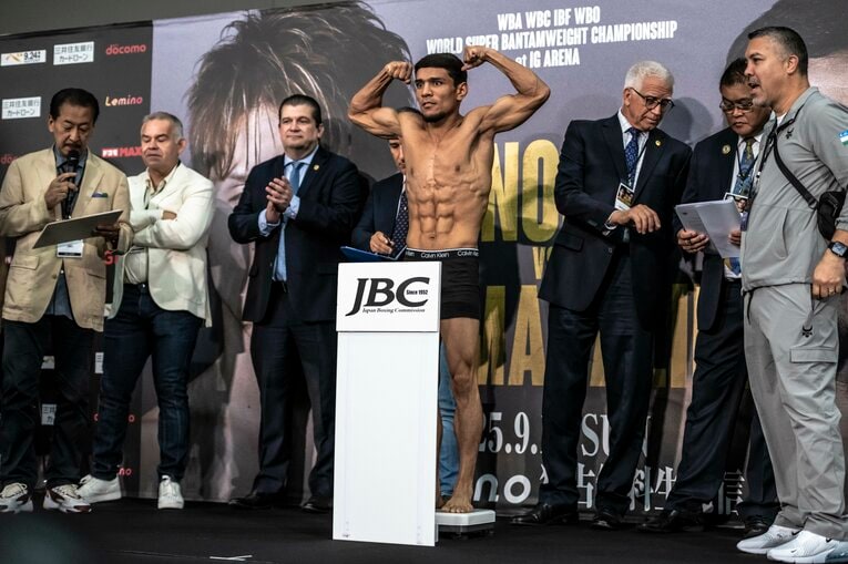 前日計量で。写真右端がアントニオコーチ　©Takuya Sugiyama