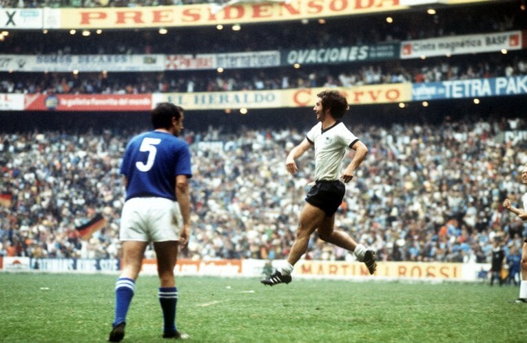 ジャンプしながらのガッツポーズは、ミュラーのお決まりのゴールセレブレーションだった©Getty Images