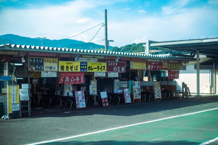 レトロな空気をまとう佐賀競馬場の一角　©Takuya Sugiyama