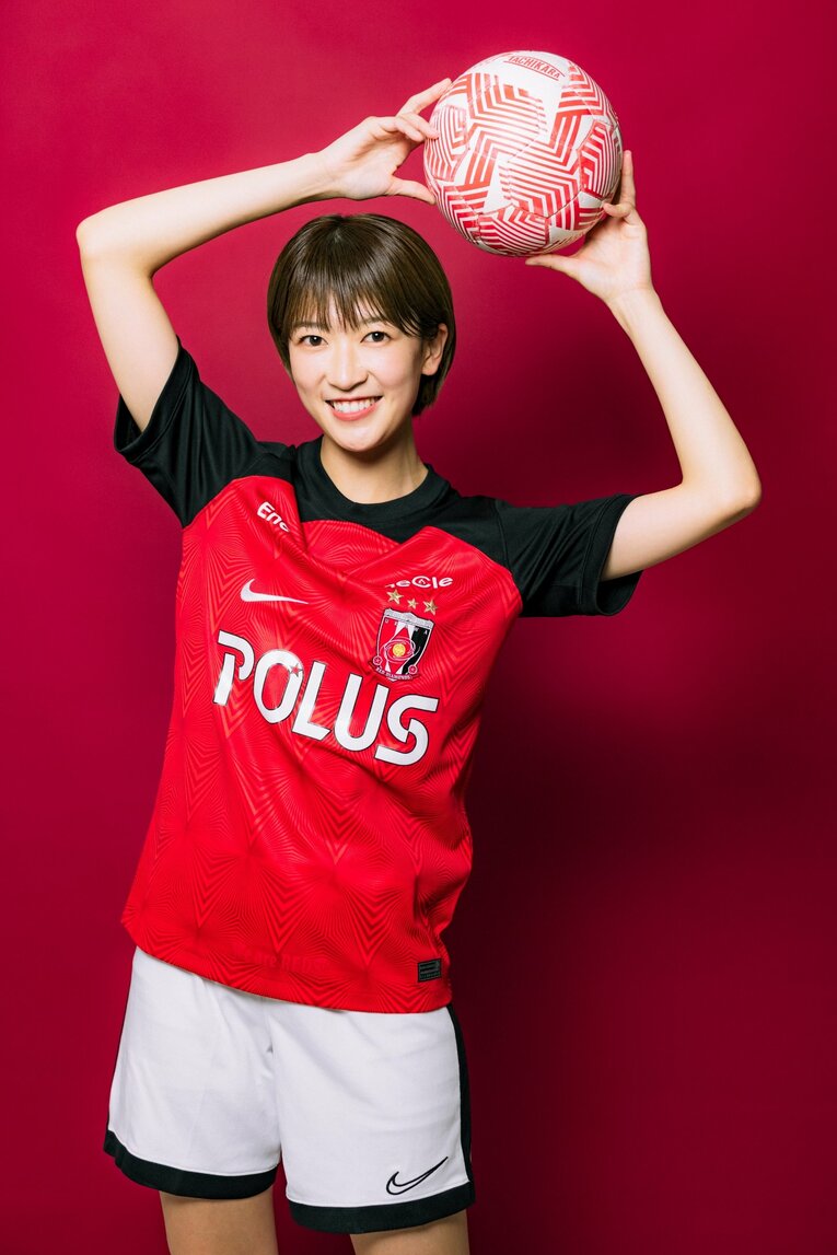 眞嶋さんの大好きな浦和レッズのユニ姿で「選手紹介風ポートレート」 ©Kiichi Matsumoto