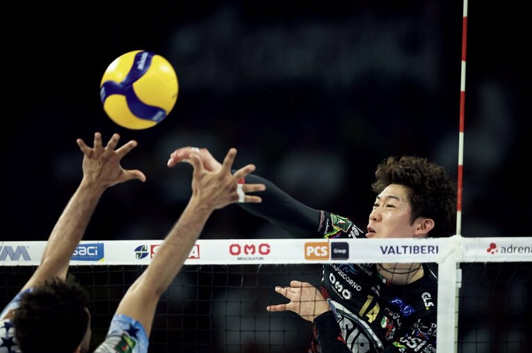 石川祐希（いしかわ・ゆうき）／1995年12月11日生、愛知県出身。星城高から中大へ進学。在学中からイタリアでプレーし、卒業後はプロ選手に。日本代表として'24年ネーションズリーグ準優勝、パリ五輪ベスト8に貢献。今季からセリエA・ペルージャに所属し、リーグ戦MVPを5度獲得。192cm、84kg　©Takahisa Hirano