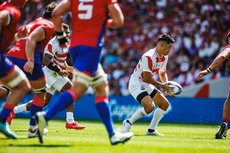 SH流大と共に攻撃を牽引したSO松田力也。パス、キック、ラン、ディフェンスと総合力が高い司令塔だ　©Kiichi Matsumoto