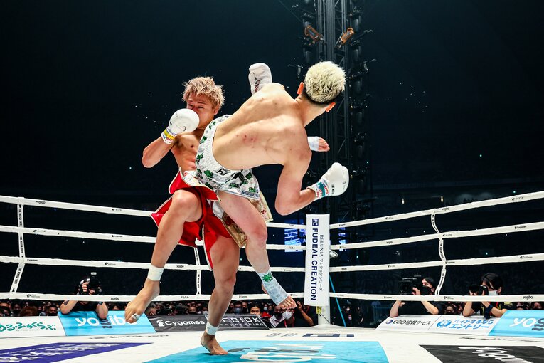 那須川天心の胴回し回転蹴り（連続写真）　©THE MATCH 2022/Susumu Nagao