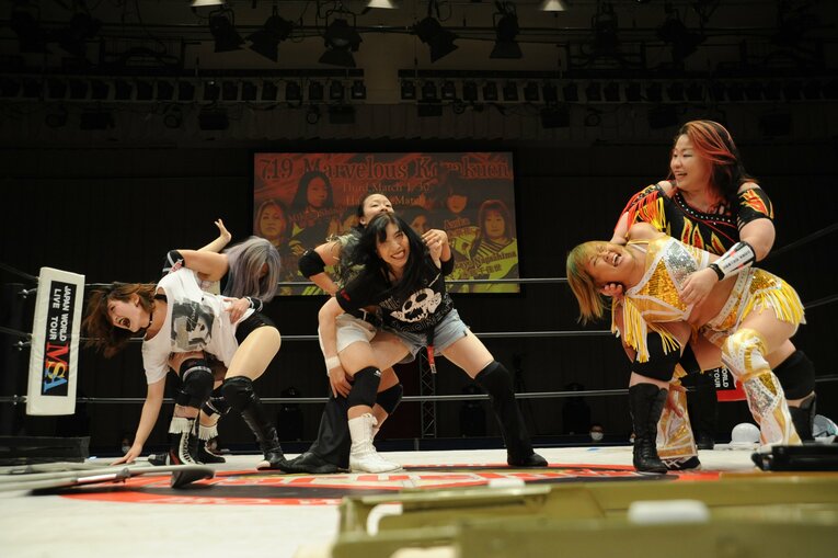 21年7月の後楽園大会では連係プレーも　©Marvel Compony