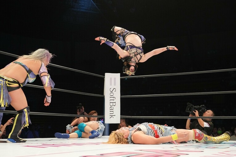 スターライト・キッドは高橋奈七永にムーンサルトプレスを放つ