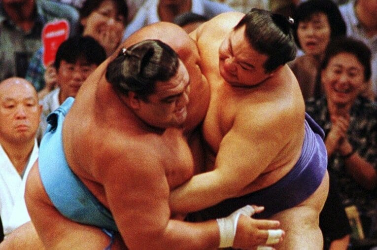 2001年7月場所、魁皇（右）は武蔵丸を上手投げで破り、3度目の優勝を決める ／ photograph by JIJI PRESS