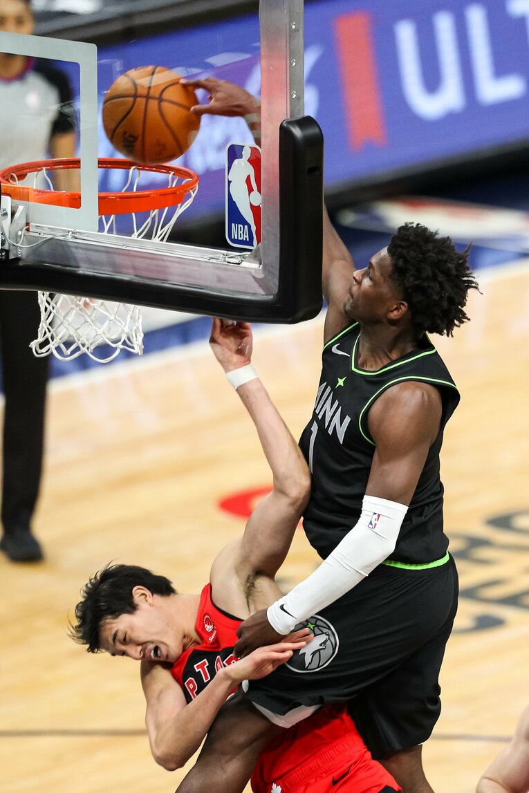 「今季最高」と評されたアンソニー・エドワーズのダンクシュート　©︎USA TODAY Sports/Reuters/AFLO