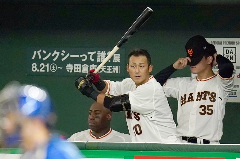 巨人に移籍し、すぐにチームに馴染んだように見える中田翔 ／ photograph by Sankei Shimbun
