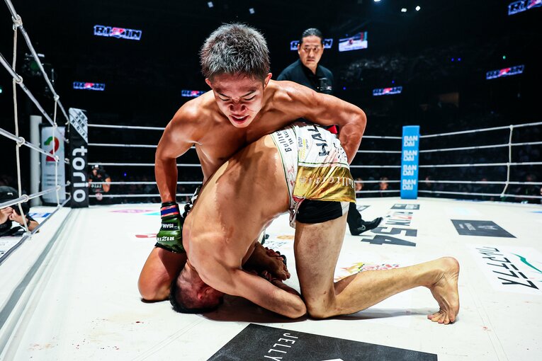 秋元はクレベルの寝技を完璧に封じてみせた　©RIZIN FF Susumu Nagao