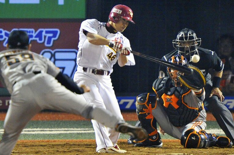 楽天の主力を張っていた頃の鉄平。バッターボックスから至近距離にいる審判の苦悩を感じ取っていたという ／ photograph by Kyodo News