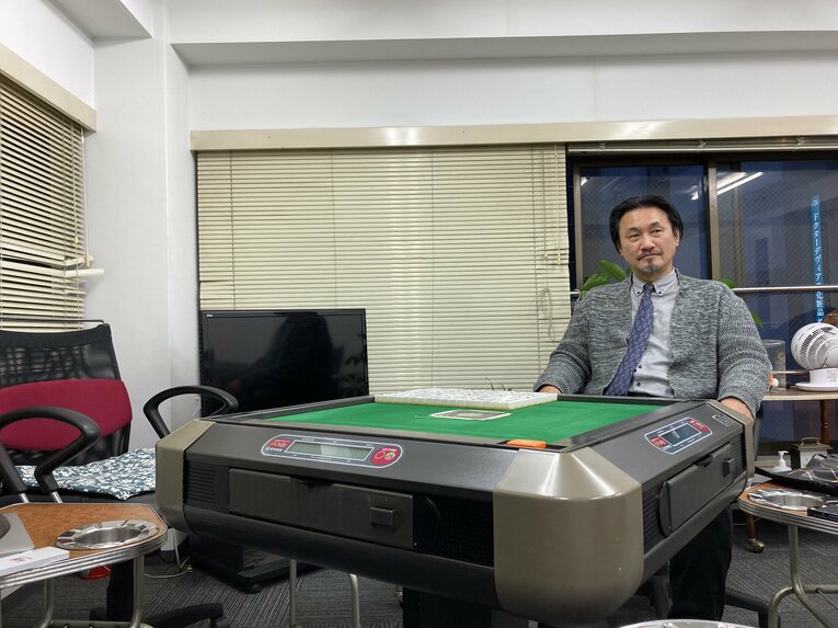 インタビューに応える加藤哲郎氏