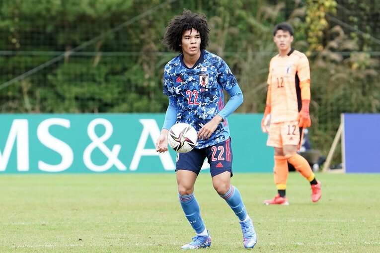 尚志高校時代の2021年にU-22日本代表に招集されたチェイス・アンリ（当時17歳）。現在はシュツットガルトのセカンドチームでプレーしている　©Getty Images