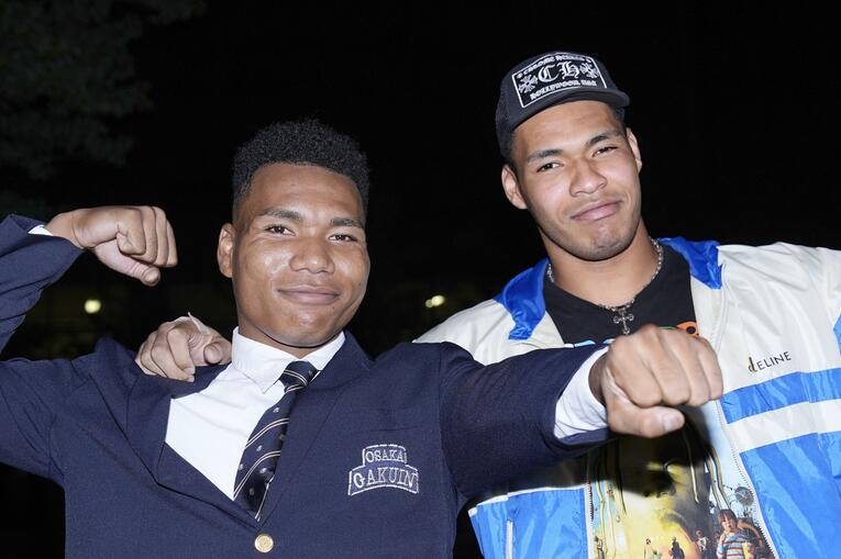 日本ハムからドラフト2位指名を受けたエドポロ・ケイン。隣は190cmのケインよりも頭一つ大きい204cmの総合格闘家の兄・キングさん　©KYODO