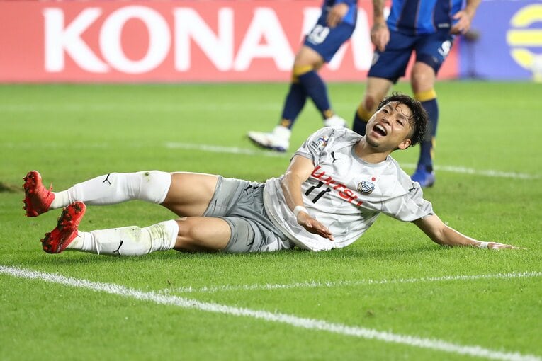 前半終盤の飛び出しなど、小林悠は局面を打開しようと奮闘していた　©Getty Images