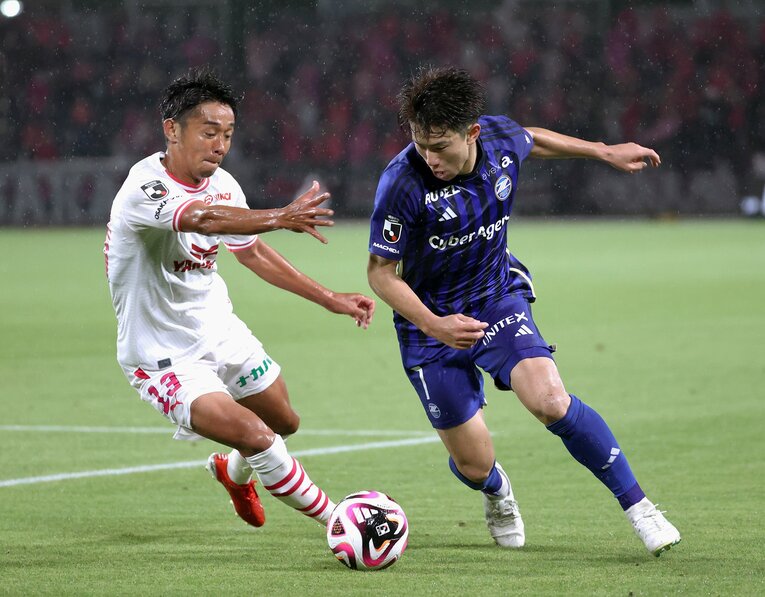 セレッソの清武とマッチアップする平河　©JIJI PRESS