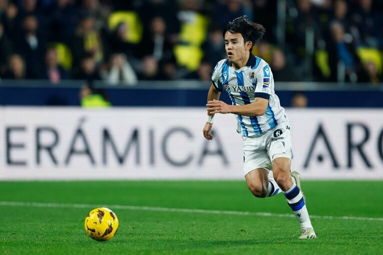 左足でのボールタッチから……