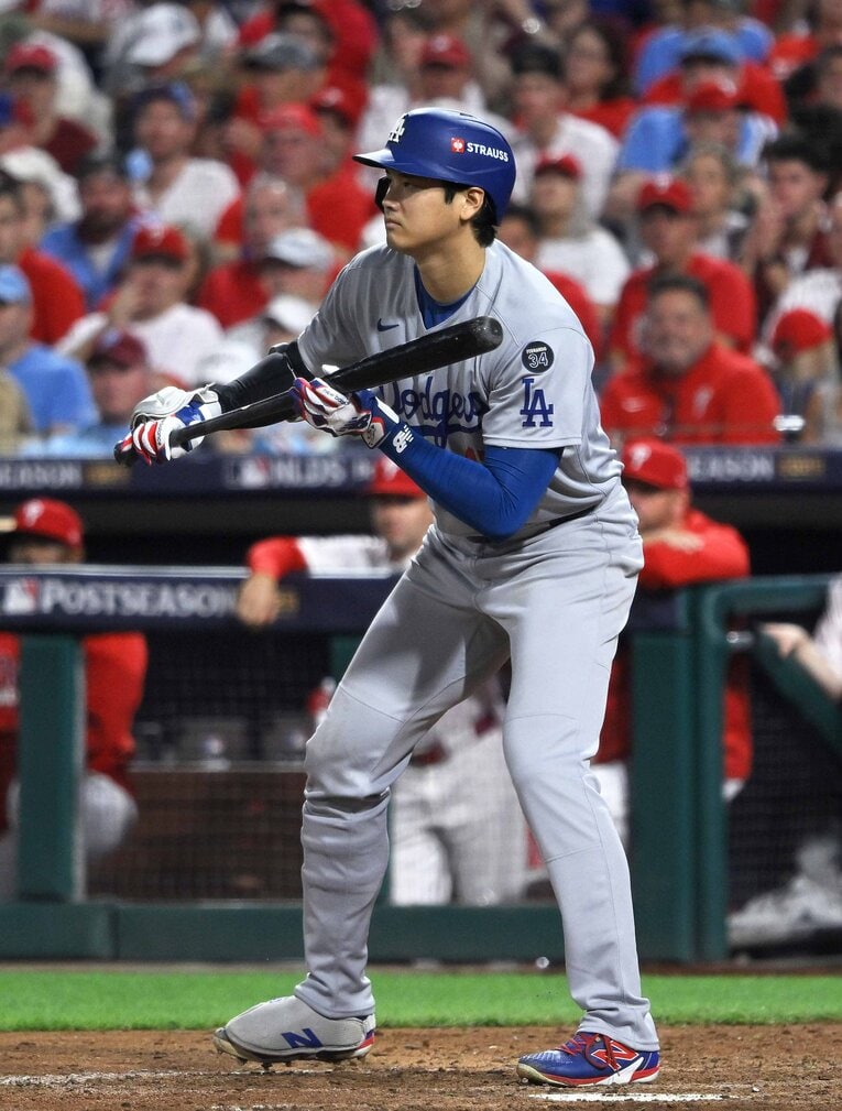 突然バントの構えを見せた大谷。佐々木への“時間稼ぎ”の側面があった　©JIJI PRESS