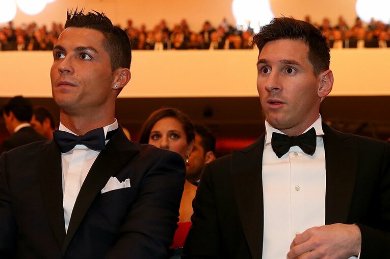 ロナウド、メッシが候補リストから消えたバロンドールで、ロドリが選ばれたことをFF誌編集長はどう捉えているのか ／ photograph by Alexander Hassenstein-FIFA/Getty Images