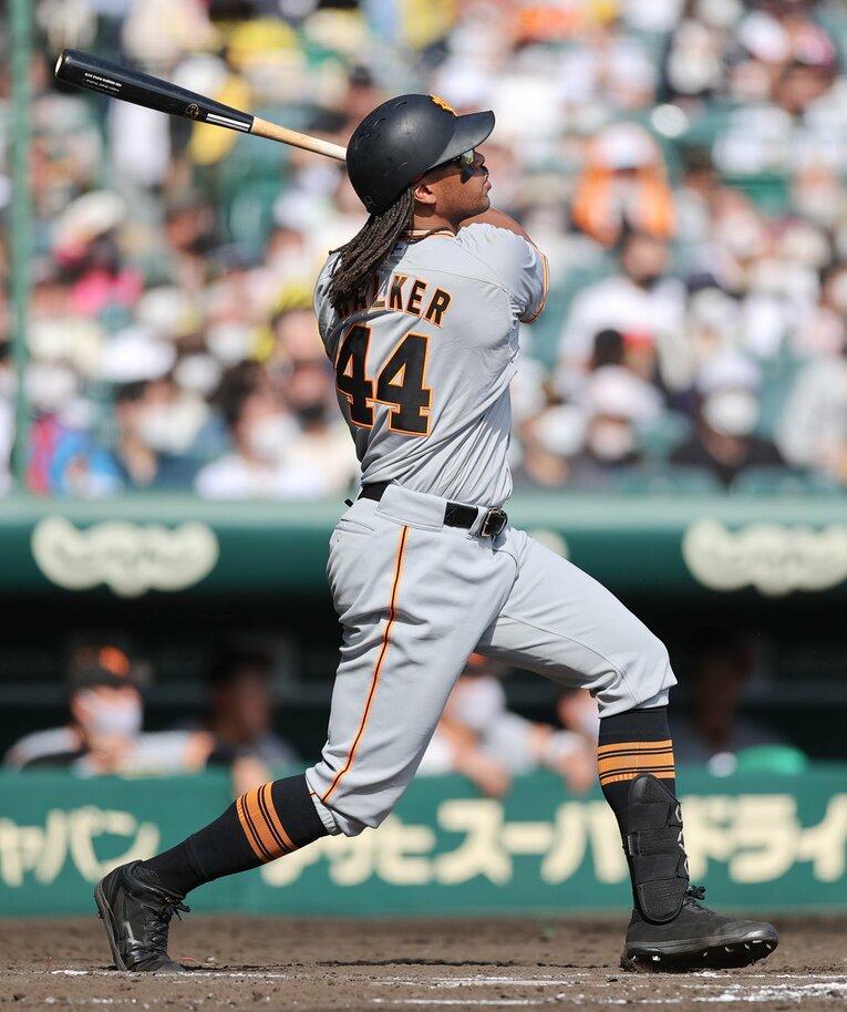 4月17日の阪神戦で逆転の3ランを放ったウォーカー　©︎JIJI PRESS