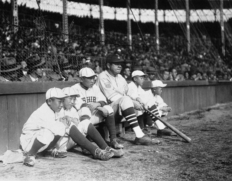 1934年の日米野球で来日したときのベーブ・ルース。写真は日本の子どもたちと　©Getty Images