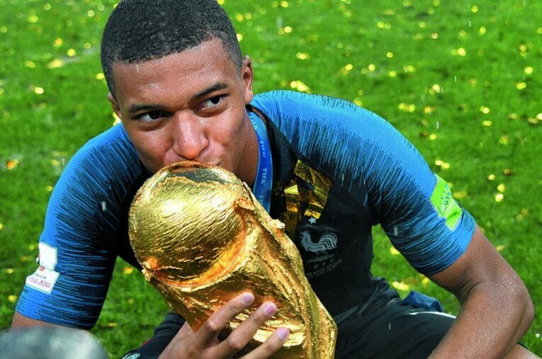 2018年W杯では19歳183日での最年少得点を記録するなど、縦横無尽の活躍でフランスを優勝に導いた ／ photograph by L’Équipe