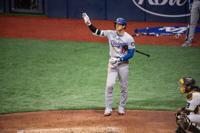 第2打席、ダルビッシュと2度目の対戦。手で合図　©Nanae Suzuki