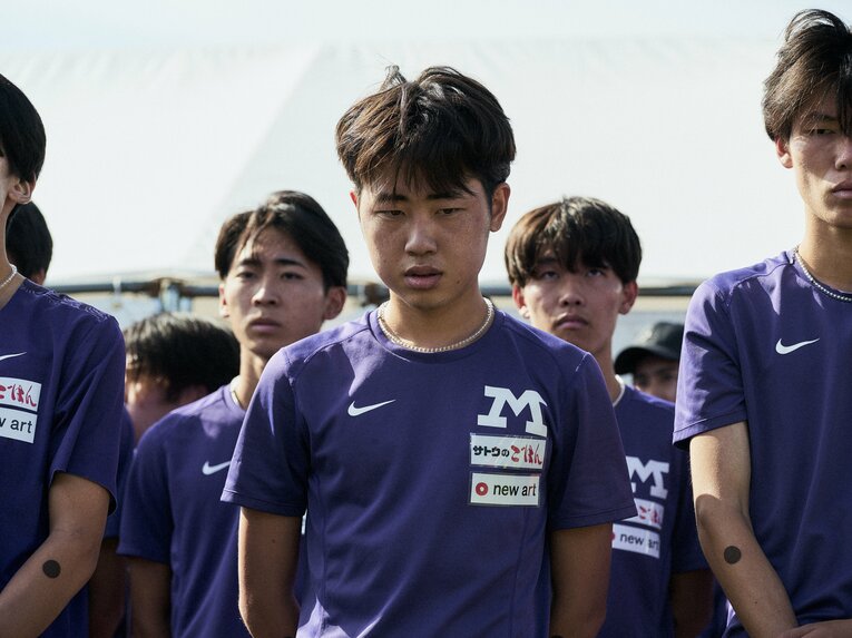 14位という結果を受け、項垂れる明大の選手たち　©Yuki Suenaga