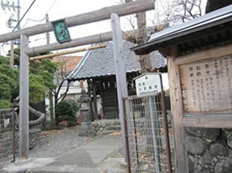 水神社の鳥居脇。小さいが、非常に重要だった土地としての証である。