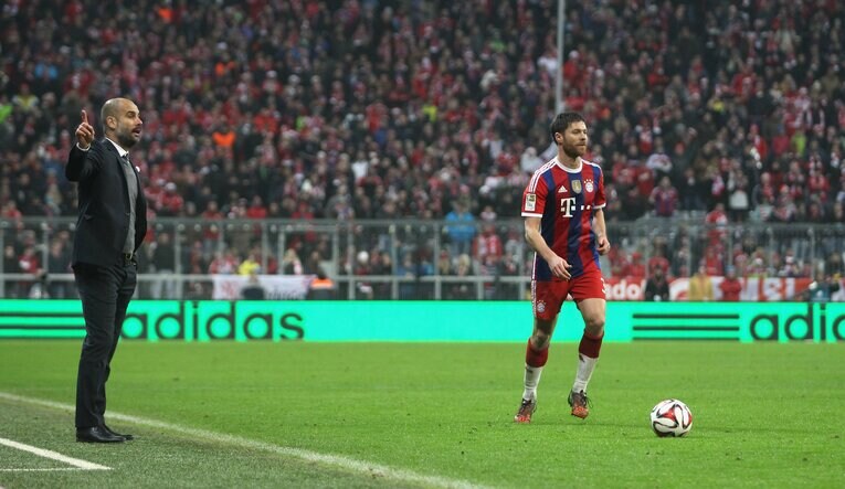 ペップの元でプレーするアロンソ　©Getty Images