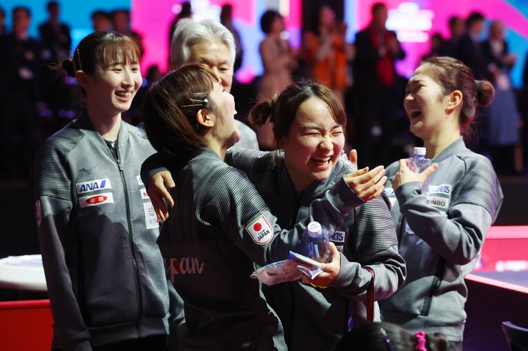 世界卓球決勝の中国戦を終え、チームメイトの平野美宇とハグする伊藤美誠　©AFLO