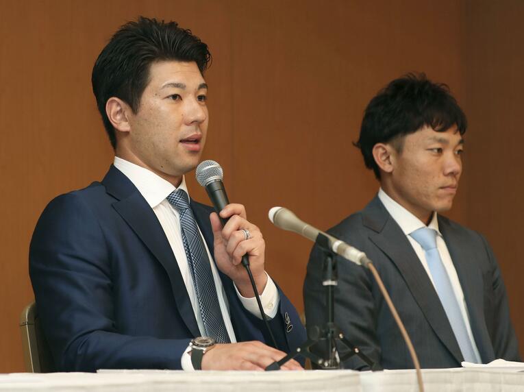 2019年7月、日本プロ野球選手会の臨時大会を終え、記者会見で現役ドラフトの実現を訴える炭谷銀仁朗会長（左）と大島洋平理事長　©KYODO