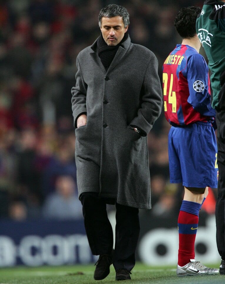 05年2月、チェルシー時代のモウリーニョ監督。後ろにいるのは当時20歳のイニエスタ　©Takuya Sugiyama