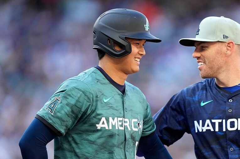 オールスターに出場した大谷翔平は、出塁してフリーマンと談笑する。テレビで映らないところでも、やっぱり人気者だった ／ photograph by Sipa USA/JIJI PRESS