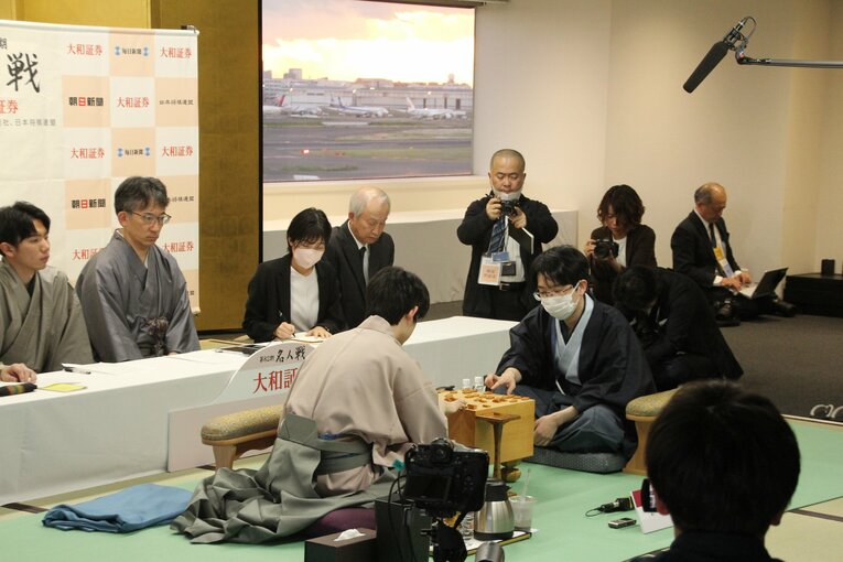 【名人戦第3局・羽田空港対局の様子】飛行機が見える中での感想戦　©NumberWeb