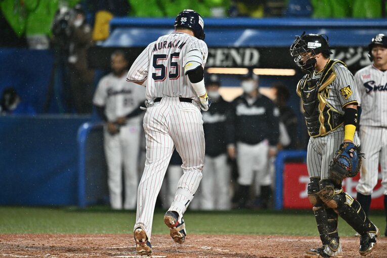 CS第2戦で阪神・藤浪から逆転2ランを放ち、悠々とダイヤモンドを一周したヤクルト村上　©︎Hideki Sugiyama