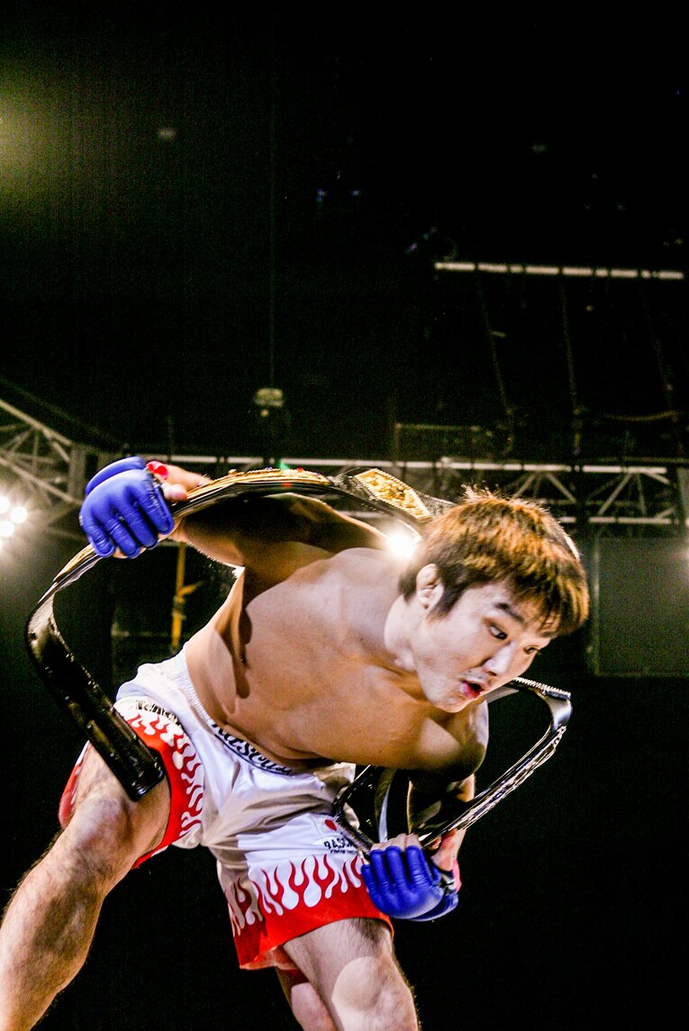 ベルトを背負ってコーナーの上でバランスを崩すシーンも（石田光洋戦後）。周囲は気が気でなかったに違いない