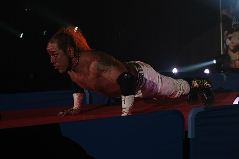 カリスマ葛西純「世の中は無駄な血を一滴も流すな」 頬を串刺し、人間ダーツ…それでもデスマッチが“ただの残虐ショー”ではない理由(34)