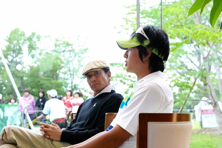 チャリティー大会で俳優・舘ひろしさんとプレー（2009年）©︎Tosihiya Kondo