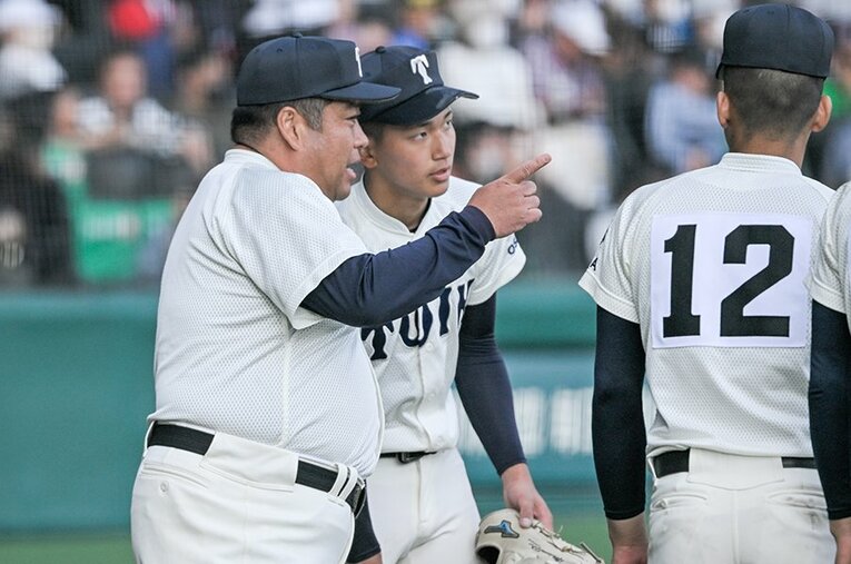 春連覇こそ逃したが、西谷浩一監督と大阪桐蔭の選手たちなら、夏に向けて力をさらに磨き上げてくるはず ／ photograph by Nanae Suzuki