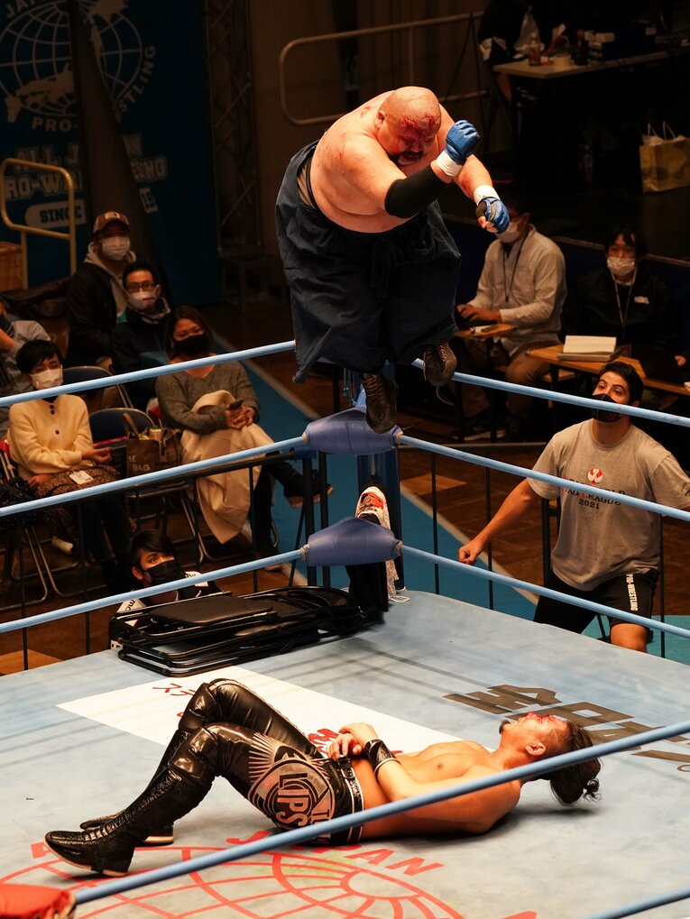 最後は小林のバカチンガーエルボーがリーに炸裂した