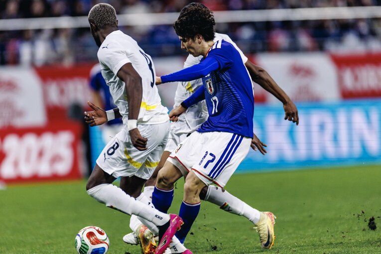 ガーナ選手と交錯アクシデント…田中碧がガーナ監督に謝罪した一部始終…写真はまだまだ続きます　©Kiichi Matsumoto