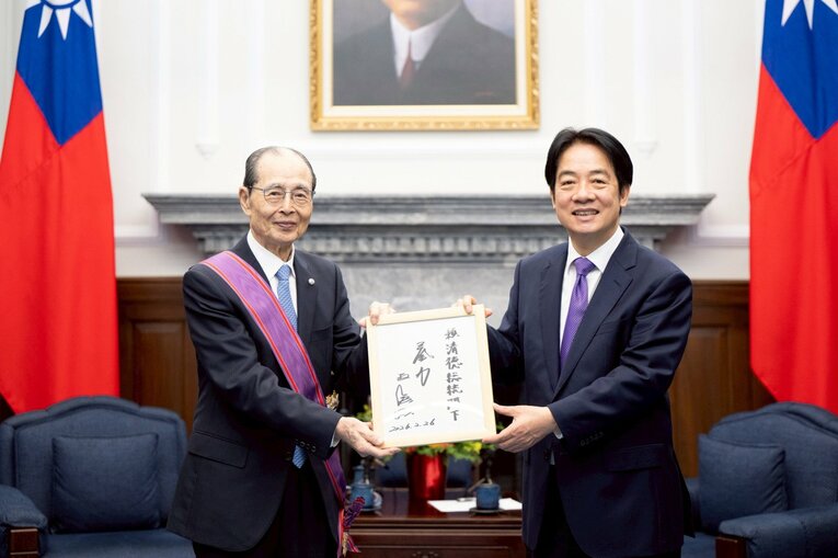 今年2月、台北の台湾総統府で頼清徳総統（右）に「気力」と書いた色紙を贈るプロ野球・ソフトバンク球団会長の王貞治（台湾総統府提供）