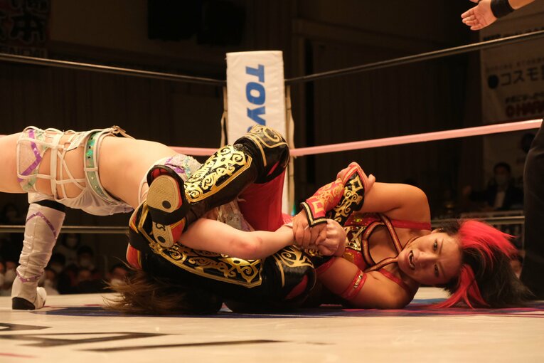 水着グラビアも披露のアイドル路線から急転換…素顔は“オラオラ”、スターダムのベルトも獲得した岩田美香の渇望「総合格闘技かキックにも」(101)